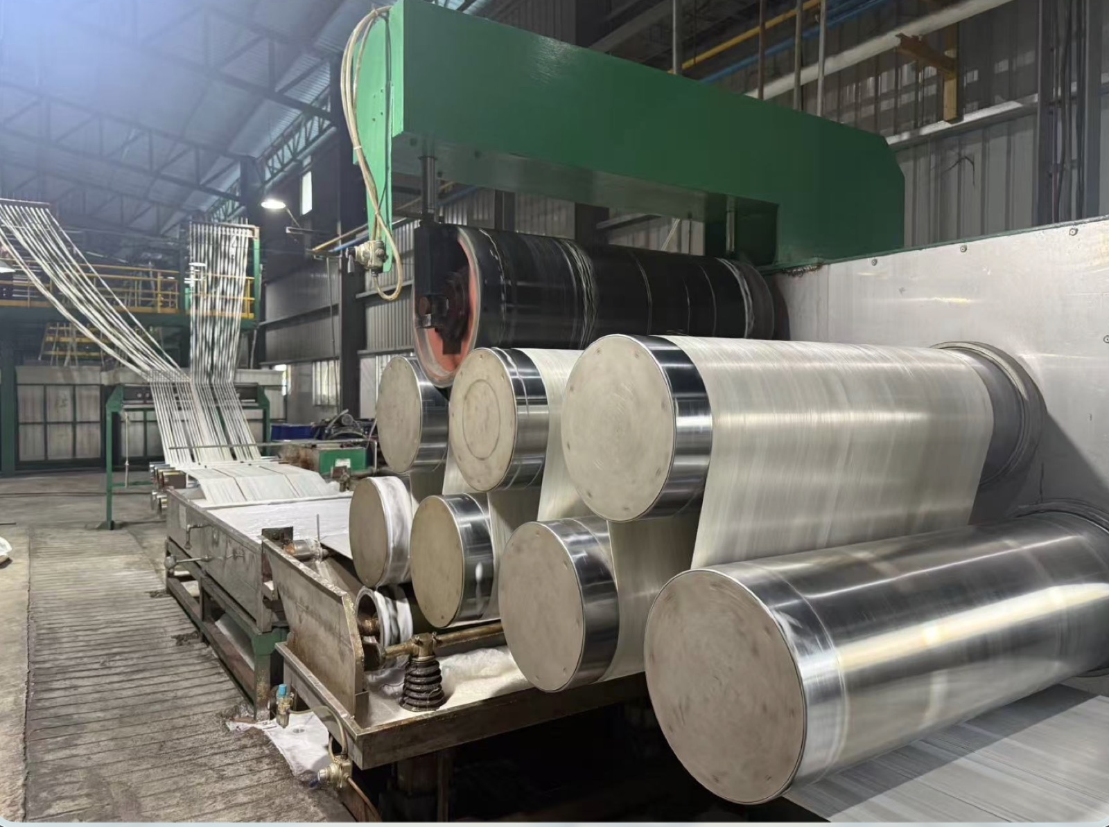 Fiber drawing line with rollers